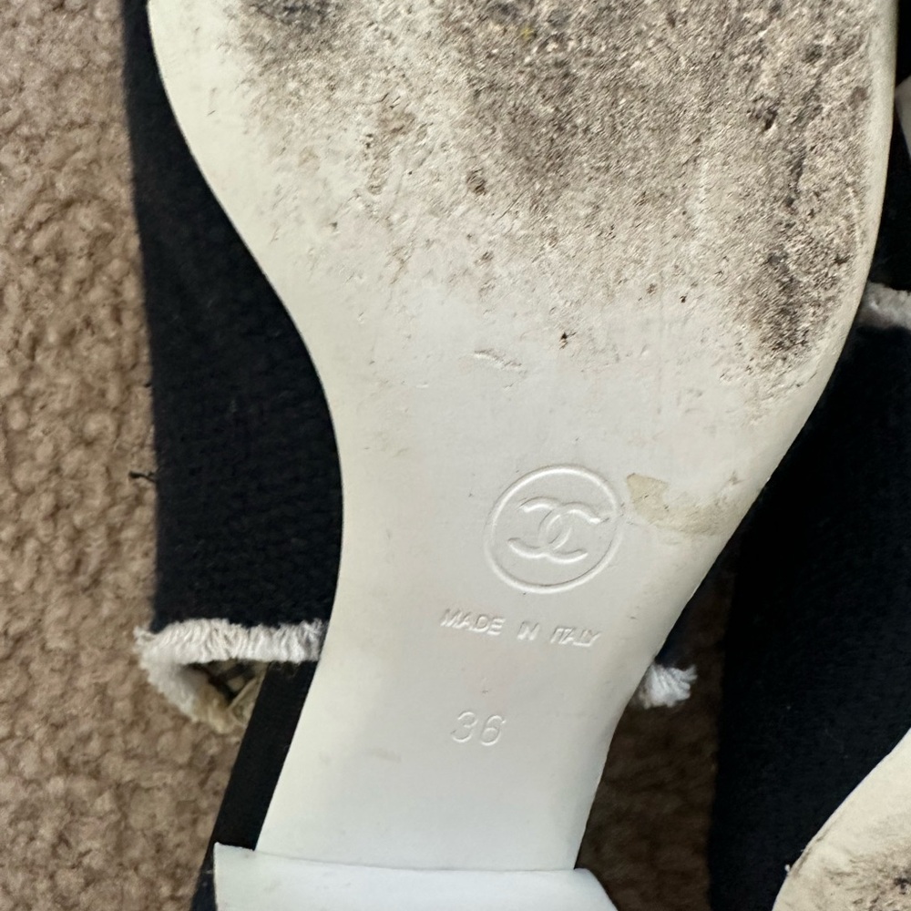 CHANEL Black and Cream Floral Flats - Picture 3 of 3